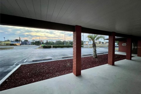 Propiedad comercial en alquiler en Fruitland Park, Florida, 379.97 m2 № 1688144 - foto 16