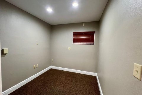 Propiedad comercial en alquiler en Fruitland Park, Florida, 379.97 m2 № 1688144 - foto 11