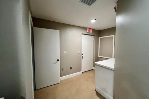 Propiedad comercial en alquiler en Fruitland Park, Florida, 379.97 m2 № 1688144 - foto 9