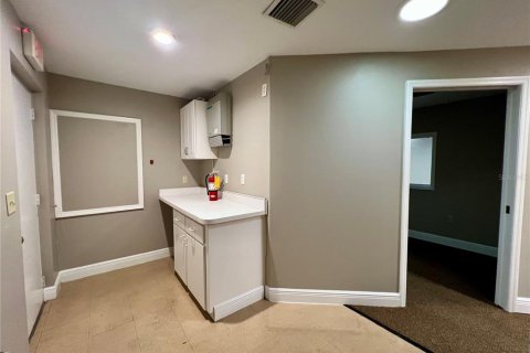 Propiedad comercial en alquiler en Fruitland Park, Florida, 379.97 m2 № 1688144 - foto 7