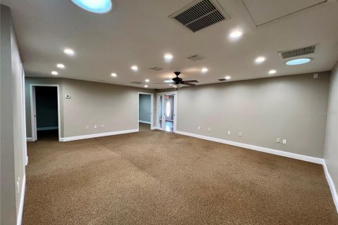 Propiedad comercial en alquiler en Fruitland Park, Florida, 379.97 m2 № 1688144 - foto 6