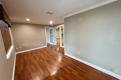 Propiedad comercial en alquiler en Fruitland Park, Florida, 379.97 m2 № 1688144 - foto 3