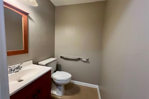 Propiedad comercial en alquiler en Fruitland Park, Florida, 379.97 m2 № 1688144 - foto 8