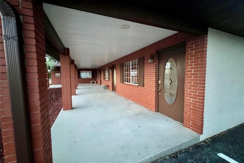 Propiedad comercial en alquiler en Fruitland Park, Florida, 379.97 m2 № 1688144 - foto 17