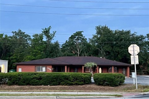 Propiedad comercial en alquiler en Fruitland Park, Florida, 379.97 m2 № 1688144 - foto 2