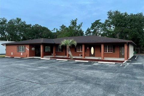 Propiedad comercial en alquiler en Fruitland Park, Florida, 379.97 m2 № 1688144 - foto 1