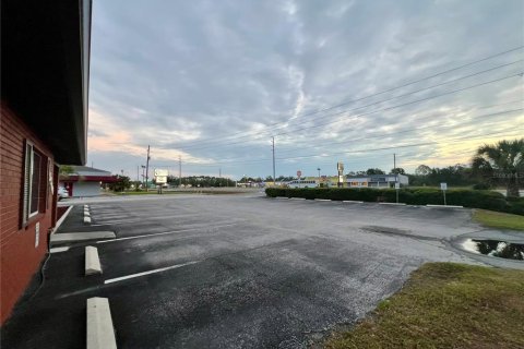 Propiedad comercial en alquiler en Fruitland Park, Florida, 379.97 m2 № 1688144 - foto 15