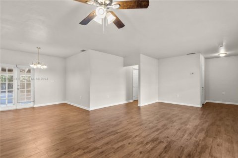 House in North Miami Beach, Florida 3 bedrooms, 185.99 sq.m. № 1461417 - photo 3