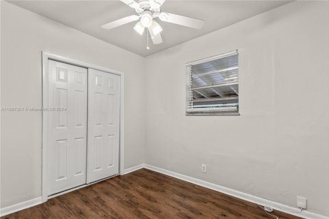 House in North Miami Beach, Florida 3 bedrooms, 185.99 sq.m. № 1461417 - photo 9