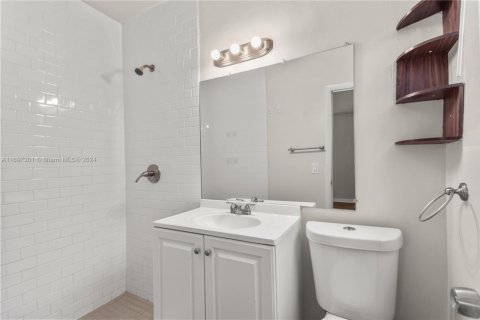 House in North Miami Beach, Florida 3 bedrooms, 185.99 sq.m. № 1461417 - photo 5