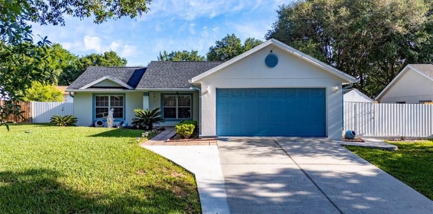 House in Clermont, Florida 3 bedrooms, 112.6 sq.m. № 2225755