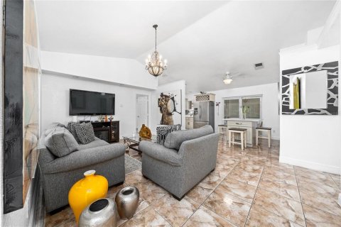 House in Clermont, Florida 3 bedrooms, 112.6 sq.m. № 2225755 - photo 7