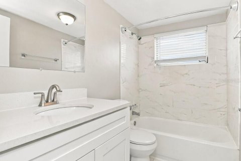 Villa ou maison à louer à Holiday, Floride: 2 chambres, 84.73 m2 № 2389443 - photo 11