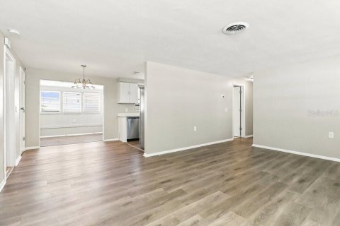 Villa ou maison à louer à Holiday, Floride: 2 chambres, 84.73 m2 № 2389443 - photo 4