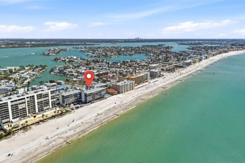 Condo in Madeira Beach, Florida, 2 bedrooms № 2101645 - photo 2