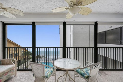 Condo in Madeira Beach, Florida, 2 bedrooms № 2101645 - photo 24