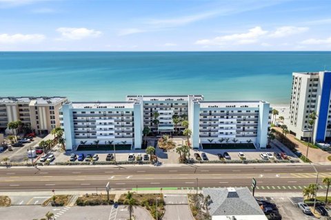 Condo in Madeira Beach, Florida, 2 bedrooms № 2101645