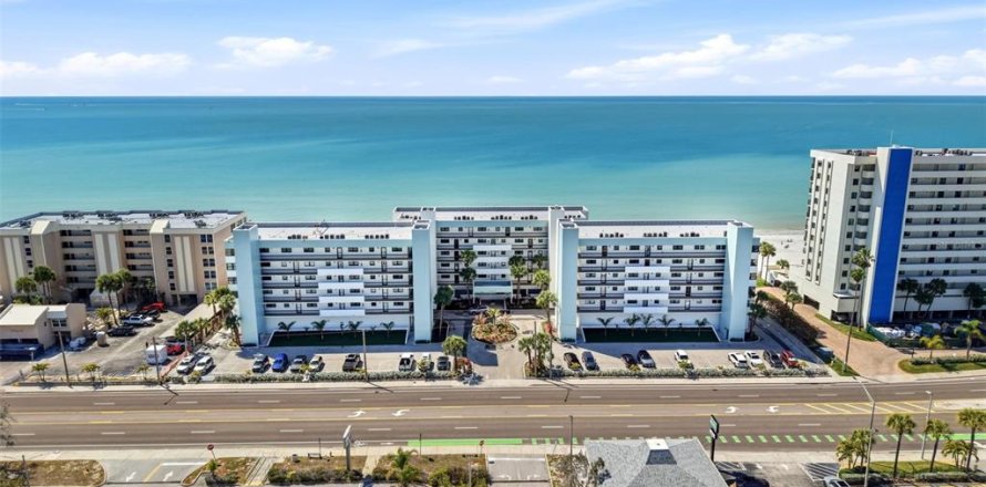 Condo in Madeira Beach, Florida, 2 bedrooms № 2101645