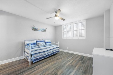 Condo in Madeira Beach, Florida, 2 bedrooms № 2101645 - photo 20