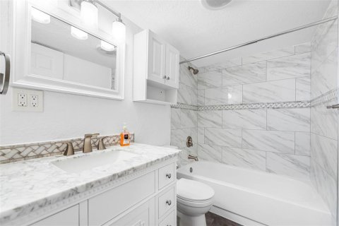Condo in Madeira Beach, Florida, 2 bedrooms № 2101645 - photo 21