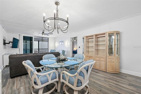 Condo in Madeira Beach, Florida, 2 bedrooms № 2101645 - photo 10