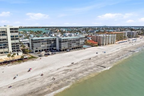 Condo in Madeira Beach, Florida, 2 bedrooms № 2101645 - photo 29