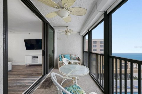 Condo in Madeira Beach, Florida, 2 bedrooms № 2101645 - photo 25