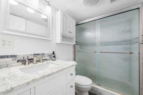 Condo in Madeira Beach, Florida, 2 bedrooms № 2101645 - photo 18