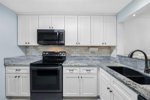 Condo in Madeira Beach, Florida, 2 bedrooms № 2101645 - photo 7
