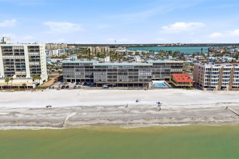 Condo in Madeira Beach, Florida, 2 bedrooms № 2101645 - photo 28