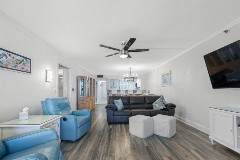Condo in Madeira Beach, Florida, 2 bedrooms № 2101645 - photo 13