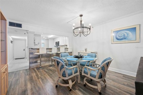 Condo in Madeira Beach, Florida, 2 bedrooms № 2101645 - photo 9