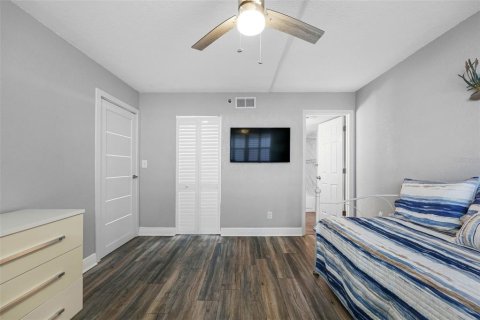 Condo in Madeira Beach, Florida, 2 bedrooms № 2101645 - photo 19