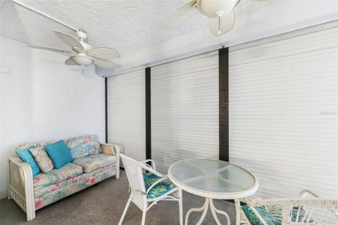 Condo in Madeira Beach, Florida, 2 bedrooms № 2101645 - photo 26