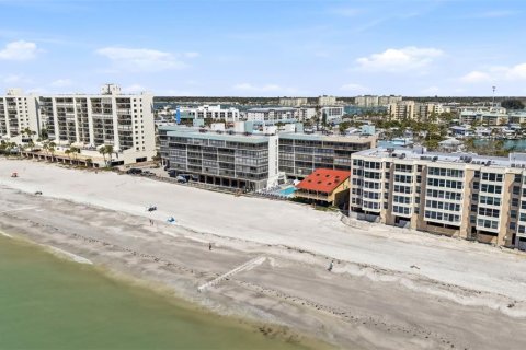 Condo in Madeira Beach, Florida, 2 bedrooms № 2101645 - photo 27