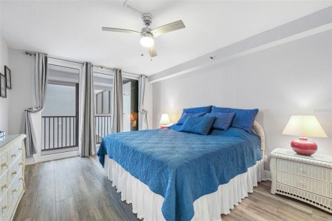 Condo in Madeira Beach, Florida, 2 bedrooms № 2101645 - photo 15