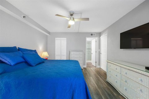 Condo in Madeira Beach, Florida, 2 bedrooms № 2101645 - photo 16