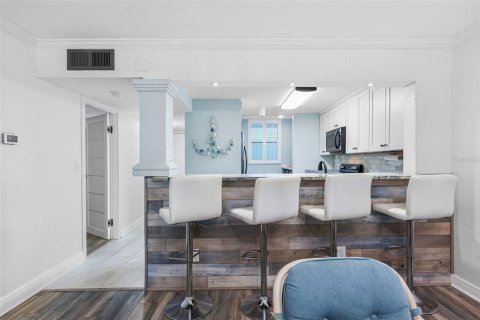 Condo in Madeira Beach, Florida, 2 bedrooms № 2101645 - photo 5