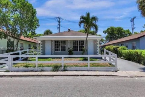 Commercial property in Lake Worth, Florida 238.48 sq.m. № 2069374