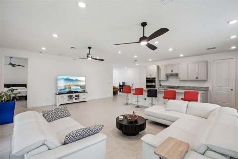 House in HAMPTON OAKS in Deltona, Florida 4 bedrooms, 250 sq.m. № 2284592 - photo 6