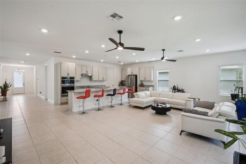 House in HAMPTON OAKS in Deltona, Florida 4 bedrooms, 250 sq.m. № 2284592 - photo 3