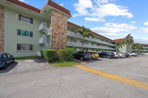 Condo in Palm Springs, Florida, 2 bedrooms № 2175508