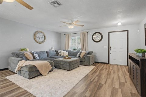 House in Dade City, Florida 4 bedrooms, 147.71 sq.m. № 2222765 - photo 6