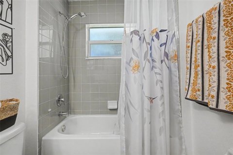 House in Dade City, Florida 4 bedrooms, 147.71 sq.m. № 2222765 - photo 23