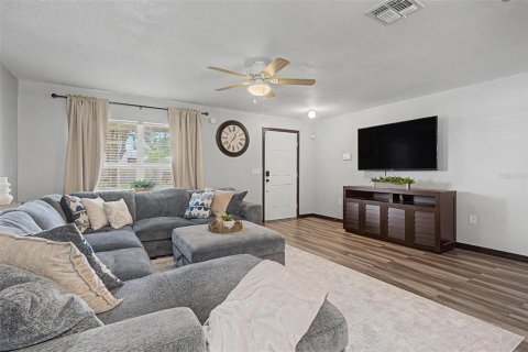 House in Dade City, Florida 4 bedrooms, 147.71 sq.m. № 2222765 - photo 7