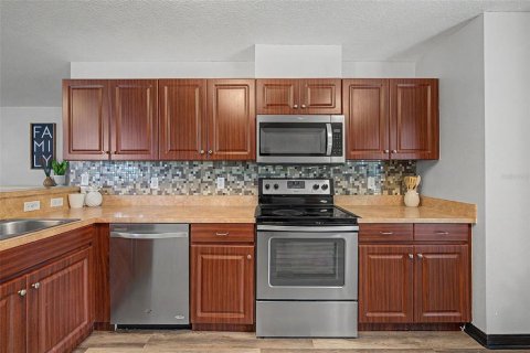 House in Dade City, Florida 4 bedrooms, 147.71 sq.m. № 2222765 - photo 15