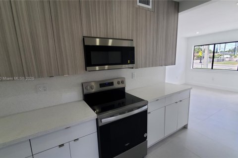 Apartamento en alquiler en Miami, Florida, 3 dormitorios, 69.31 m2 № 1958396 - foto 3