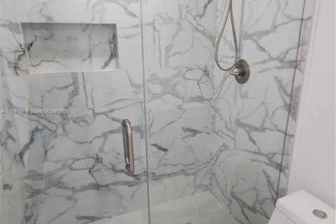 Apartamento en alquiler en Miami, Florida, 3 dormitorios, 69.31 m2 № 1958396 - foto 11