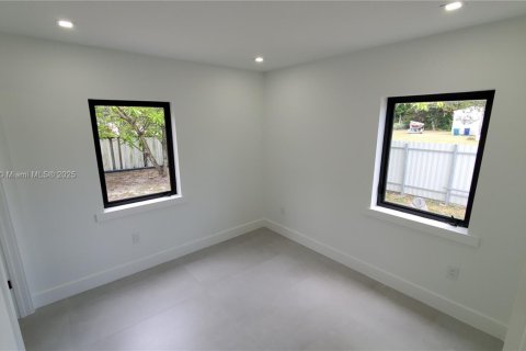 Apartamento en alquiler en Miami, Florida, 3 dormitorios, 69.31 m2 № 1958396 - foto 14