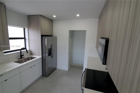 Apartamento en alquiler en Miami, Florida, 3 dormitorios, 69.31 m2 № 1958396 - foto 6